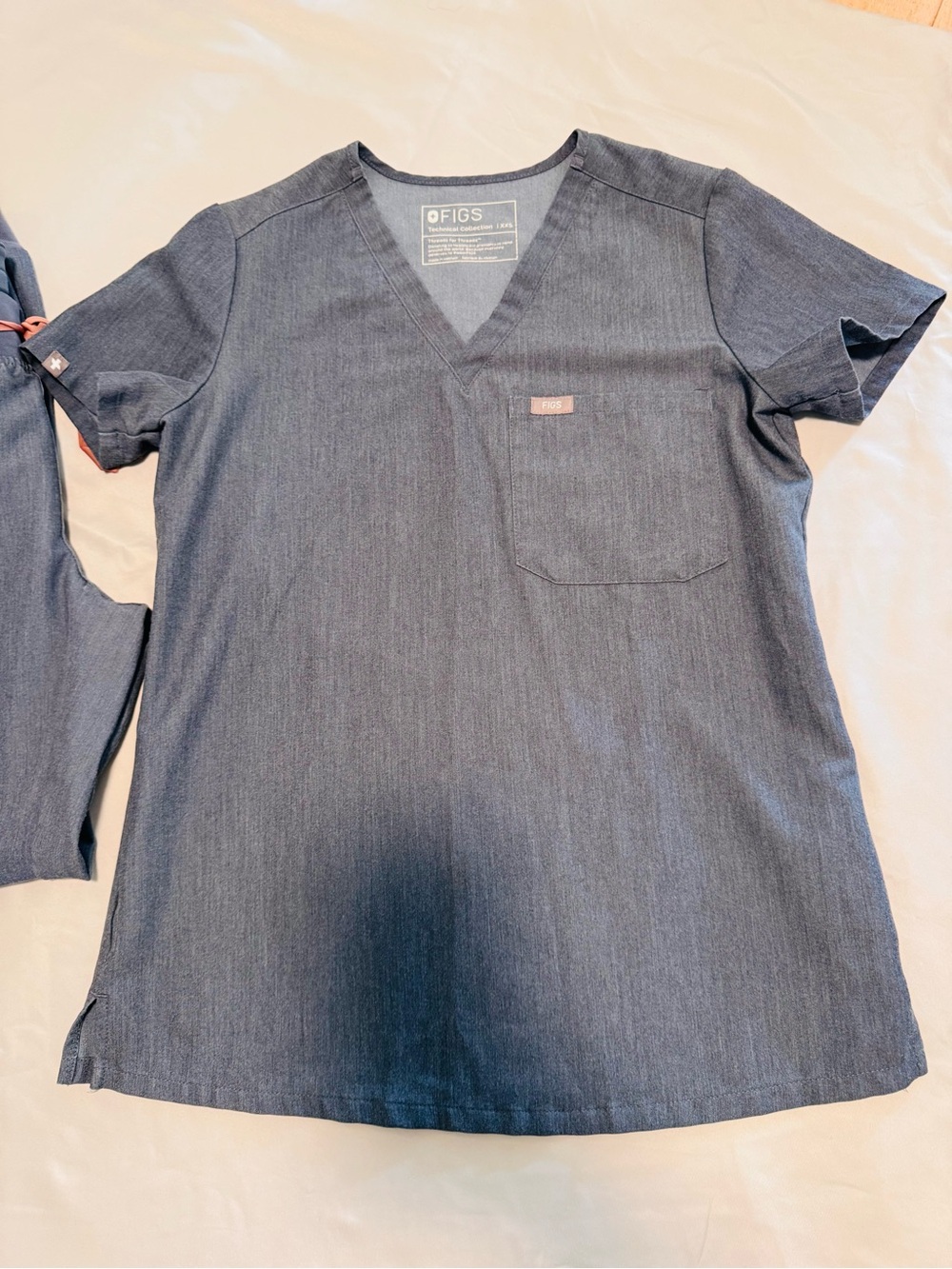 FIGS Catarina XXS scrub top and joggers XXS pants in color graphite